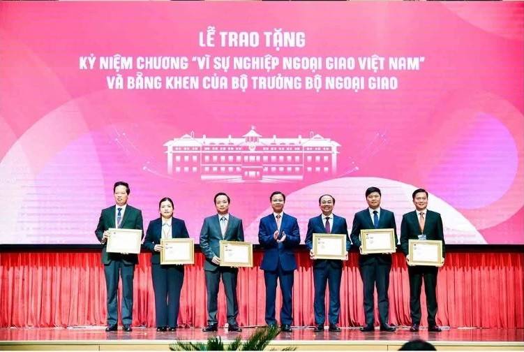 Ông Nguyễn Thành Diệu - Phó Chủ tịch Ủy ban nhân dân tỉnh Đồng Tháp (bìa trái) vinh dự nhận Kỷ niệm chương “Vì sự nghiệp ngoại giao Việt Nam”