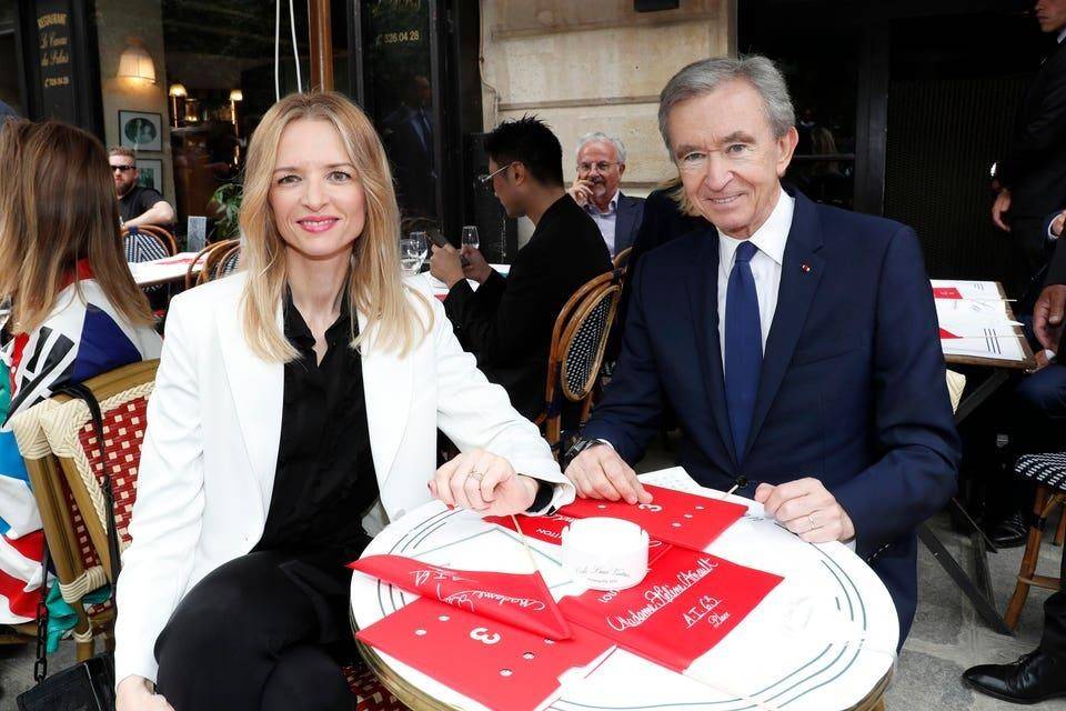 Bernard Arnault và Delphine Arnault tại một sự kiện của LVMH, với quá trình chuyển giao thế hệ trong tập đoàn xa xỉ lớn nhất thế giới.
