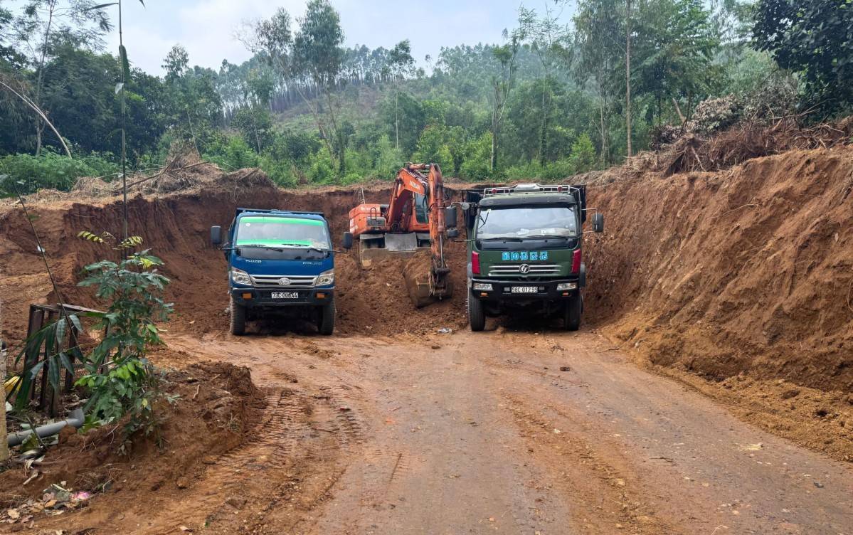 Phú Thọ: Phát hiện vụ khai thác, vận chuyển đất nghi trái phép tại Hợp Lý