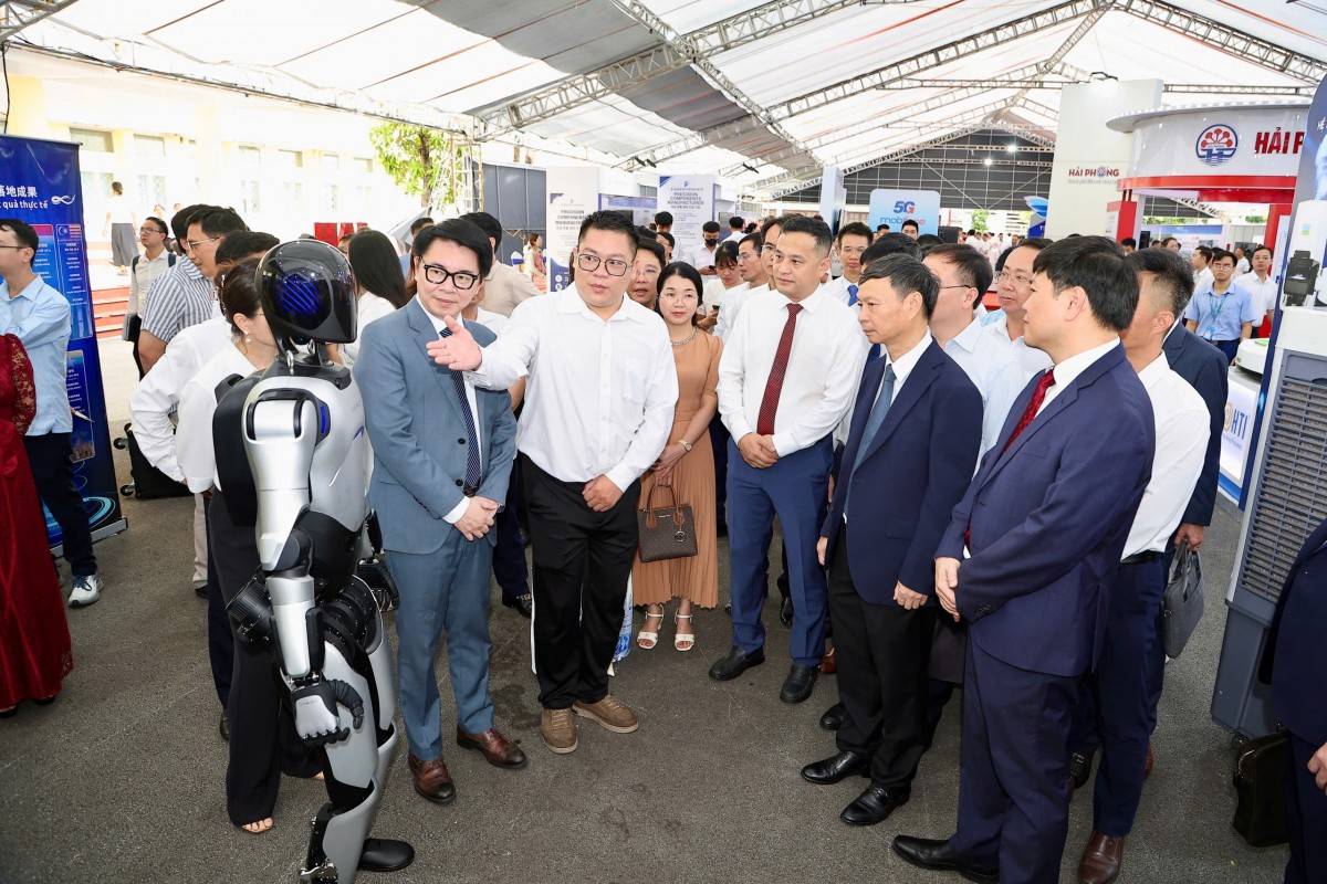 Các đồng chí lãnh đạo tham quan các gian hàng trưng bày sản phẩm, giải pháp công nghệ tại TECHFEST Hải Phòng 2026. Ảnh do Chuyên đề ANHP và Cổng thông tin điện tử thành phố cung cấp