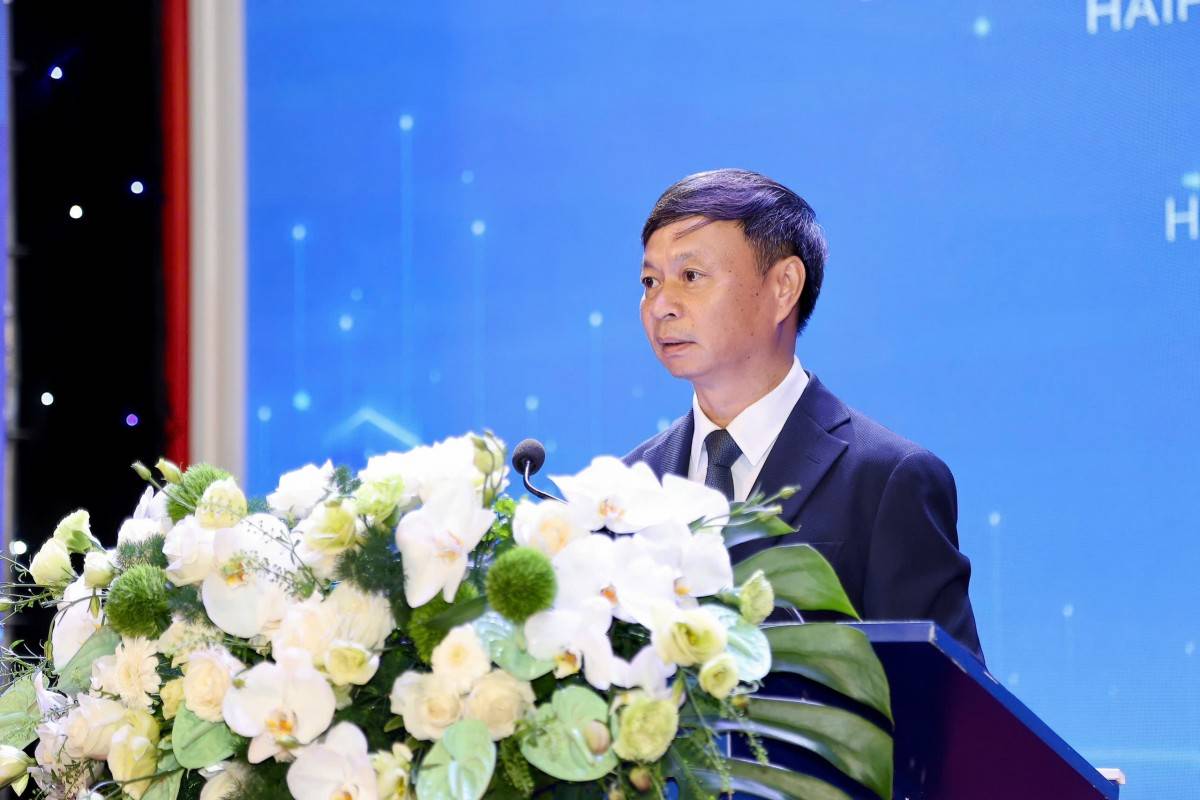 Thứ trưởng Bộ KH&CN Hoàng Minh phát biểu tại Lễ khai mạc. Ảnh do Chuyên đề ANHP và Cổng thông tin điện tử thành phố cung cấp