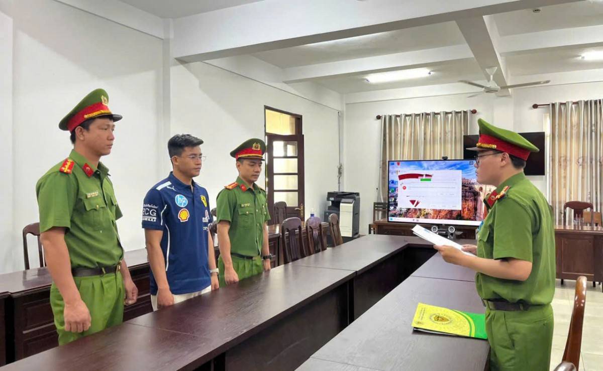 Cơ quan CSĐT Công an tỉnh Đắk Lắk tống đạt Quyết định khởi tố vụ án hình sự, khởi tố bị can đối với Nguyễn Đình Tuấn.