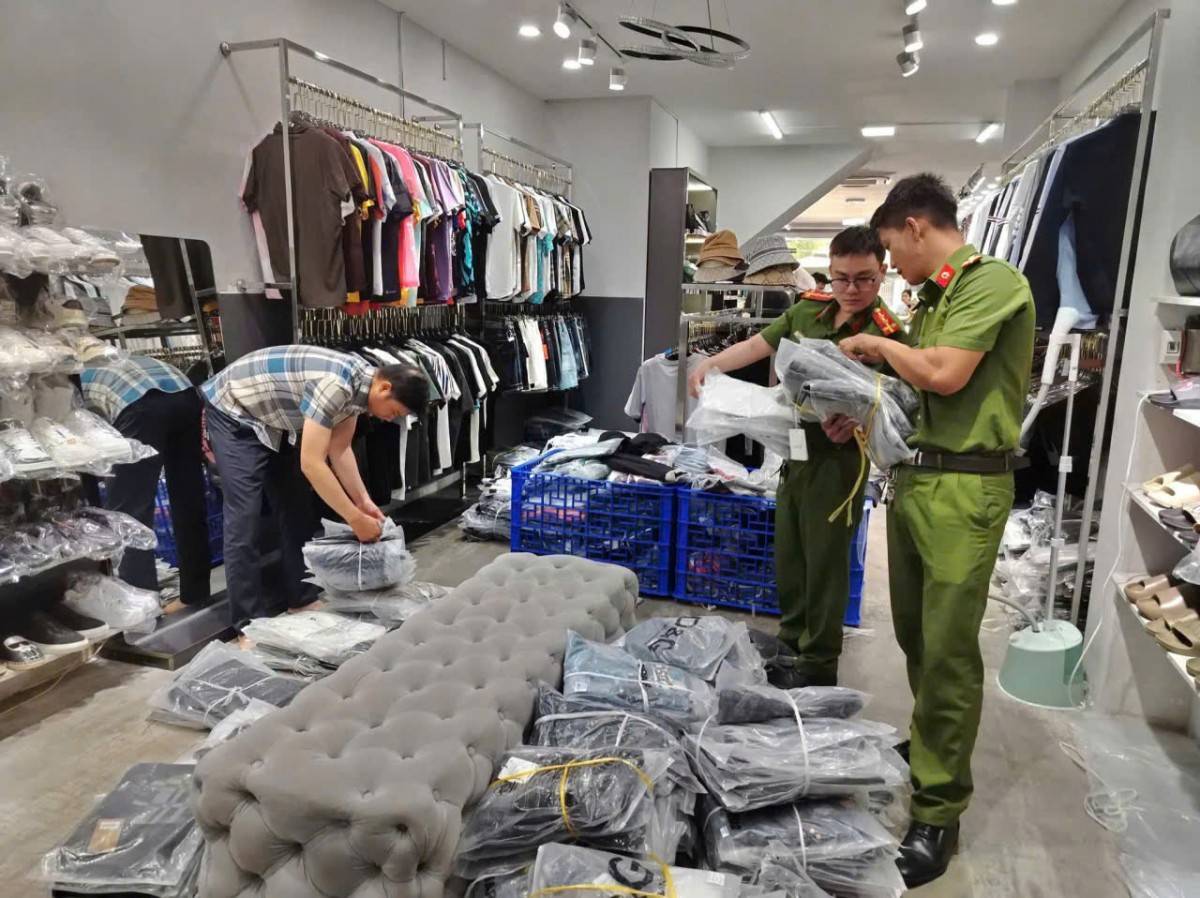 Công an tỉnh Đắk Lắk kiểm tra, khám xét hành chính tại cửa hàng TN Luxury.