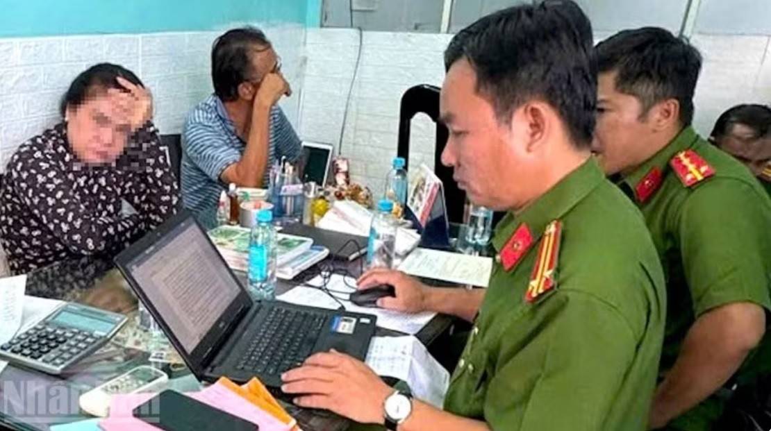 Lực lượng công an làm việc với chủ cơ sở kinh doanh.