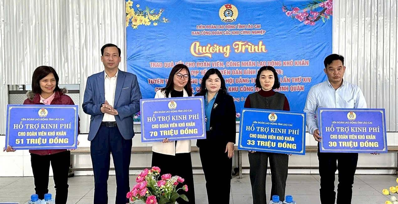 5. Trao quà cho ĐV khó khăn cho 4 CĐCS tại KCM Minh Quân