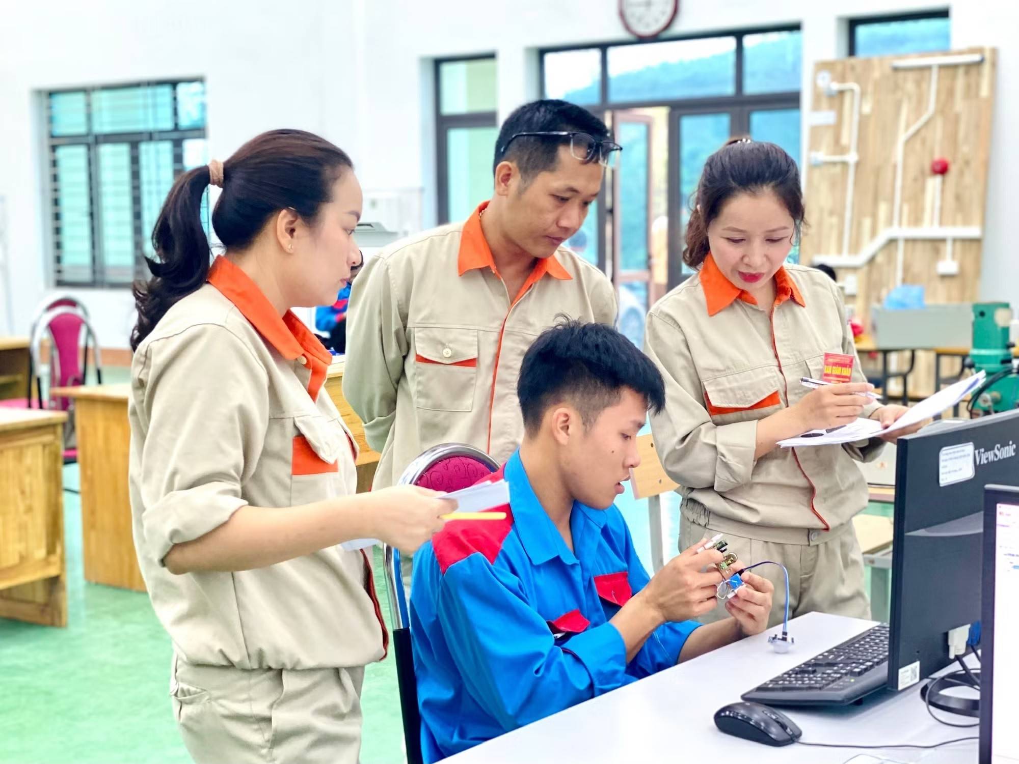 Đoàn viên, công nhân lao động, tích cực học tập, nâng cao trình độ tay nghề