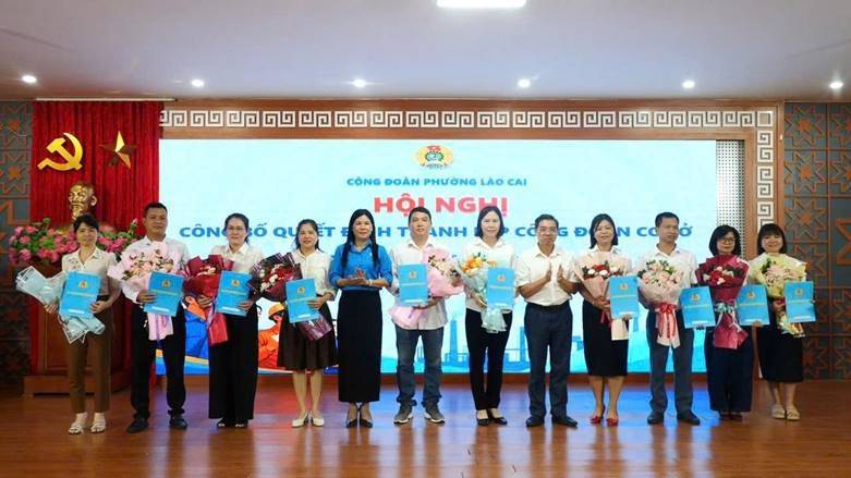 Nguyễn Thị Bích Nhiệm, Chủ tịch Liên đoàn Lao động tỉnh Lào Cai trao Quyết định thành lập Công đoàn cơ sở và tặng hoa chúc mừng Ban Chấp hành các Công đoàn cơ sở mới.