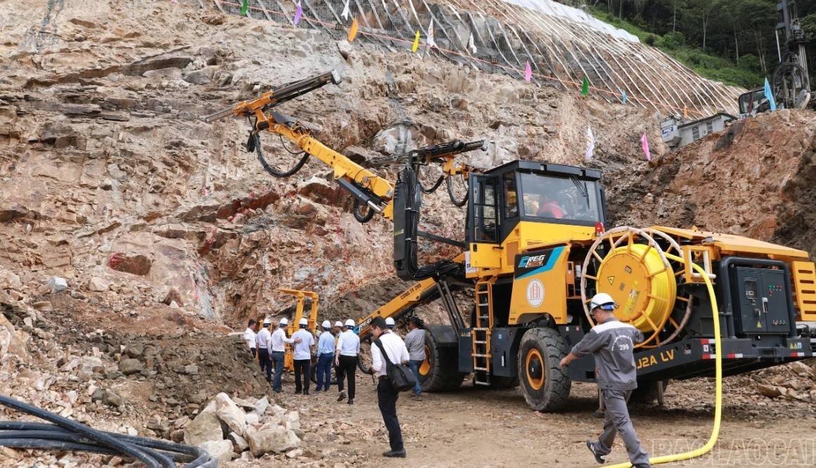 Ngày 05/8, Ban Quản lý dự án đầu tư xây dựng tỉnh Lai Châu phối hợp với Liên danh nhà thầu do Tập đoàn Đèo Cả đứng đầu tổ chức Lễ khai hầm Hoàng Liên (Ảnh: https://baolaocai.vn). 