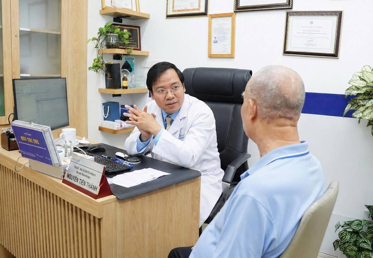 Ngứa kéo dài, nam thanh niên lạm dụng rượu để ngủ, men gan tăng cao