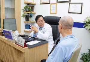 Ngứa kéo dài, nam thanh niên lạm dụng rượu để ngủ, men gan tăng cao