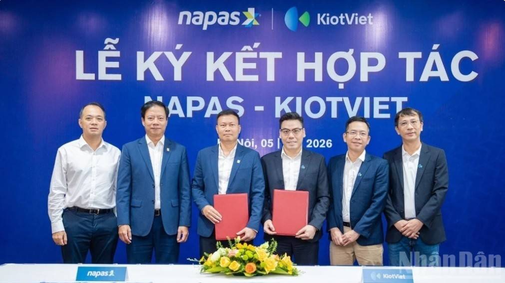 Ngày 5/8, tại Hà Nội, Công ty cổ phần Thanh toán Quốc gia Việt Nam (NAPAS) và Công ty cổ phần Công nghệ KiotViet (KiotViet) chính thức ký Thỏa thuận hợp tác toàn diện nhằm thúc đẩy triển khai giải pháp thanh toán VietQRPay trên nền tảng quản lý bán hàng KiotViet