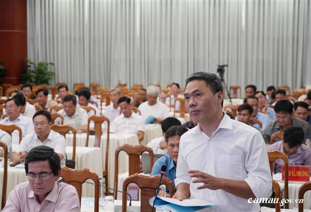 Đại biểu trao đổi giải pháp nuôi tôm công nghệ cao Cà Mau theo mô hình RAS-IMTA