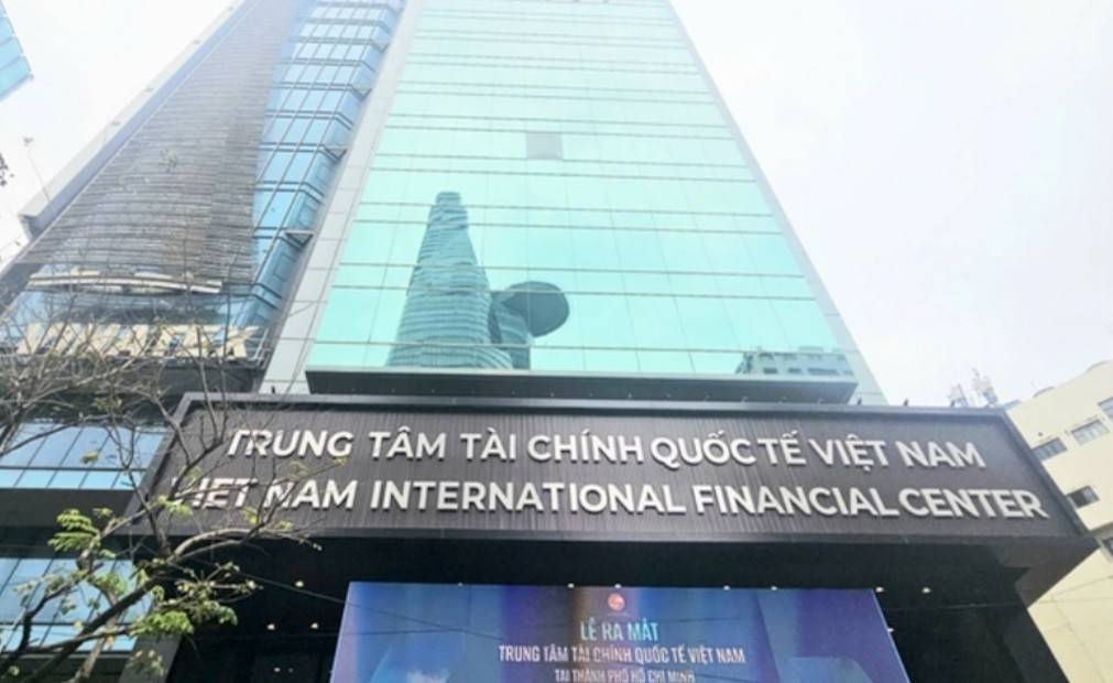 Trung tâm Tài chính quốc tế là nơi tập trung các ngân hàng đầu tư, định chế tài chính và quỹ đầu tư toàn cầu, đóng vai trò cầu nối tiếp nhận công nghệ quản trị, chuẩn mực minh bạch, dữ liệu cùng mạng lưới chuyên gia quốc tế.