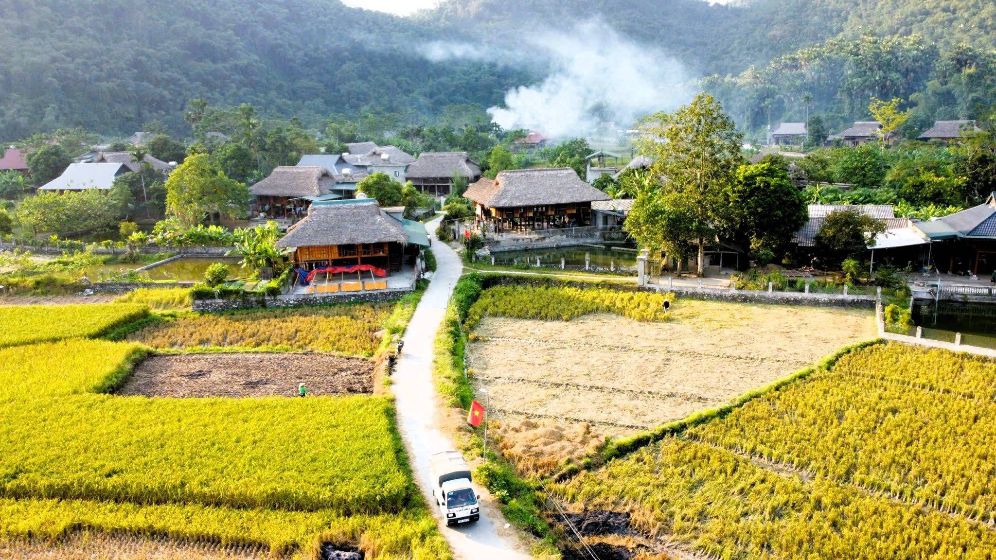 Phát triển du lịch gắn với bảo tồn văn hóa và nâng cao đời sống người dân