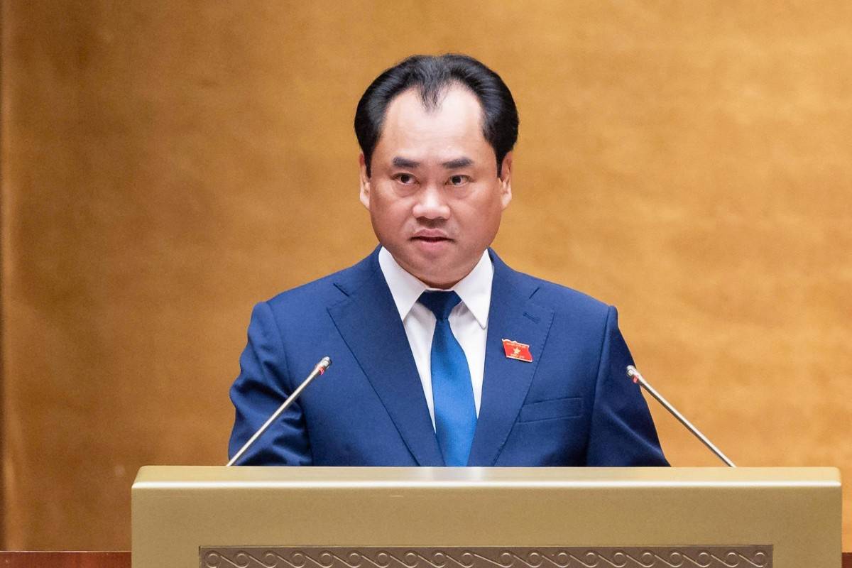 Bộ trưởng Bộ Nông nghiệp và Môi trường Trịnh Việt Hùng trình bày Tờ trình về dự án Luật sửa đổi, bổ sung một số điều của 10 luật có liên quan đến thủ tục hành chính, điều kiện kinh doanh trong lĩnh vực nông nghiệp và môi trường (Ảnh: https://quochoi.vn).
