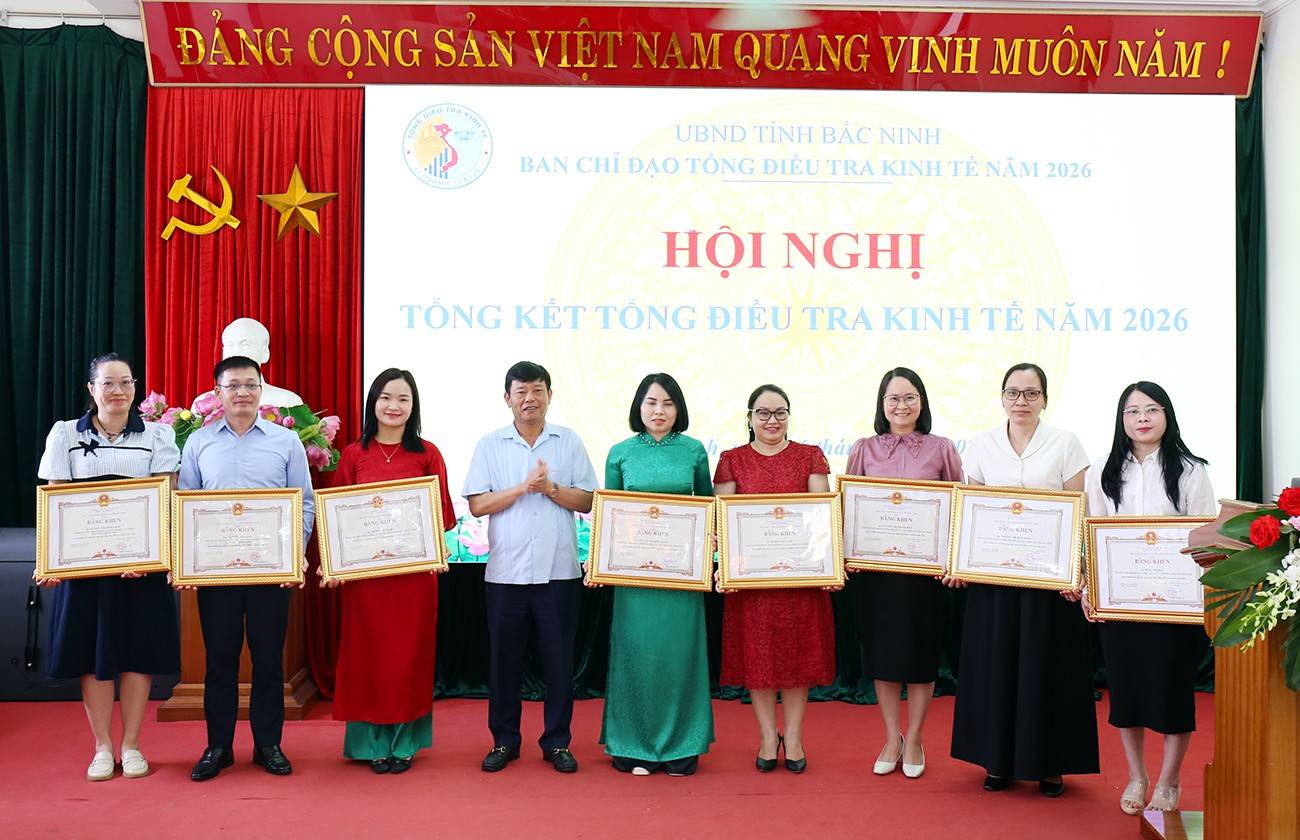 Phó Chủ tịch UBND tỉnh Ngô Tân Phượng trao tặng Bằng khen của Chủ tịch UBND tỉnh cho các tập thể, cá nhân.