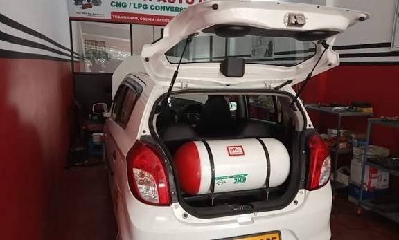 Bên trong một mẫu xe CNG tại Ấn Độ, với bình chứa năng lượng đặt ở cốp sau xe