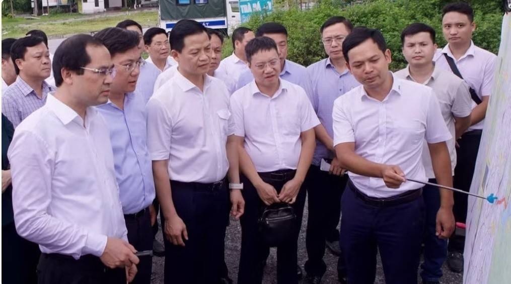 Lãnh đạo hai tỉnh Thái Nguyên, Phú Thọ khảo sát các khu vực dự kiến dự án đi qua tại xã Tam Đảo, tỉnh Phú Thọ. (Ảnh: Ủy ban nhân dân tỉnh Thái Nguyên)