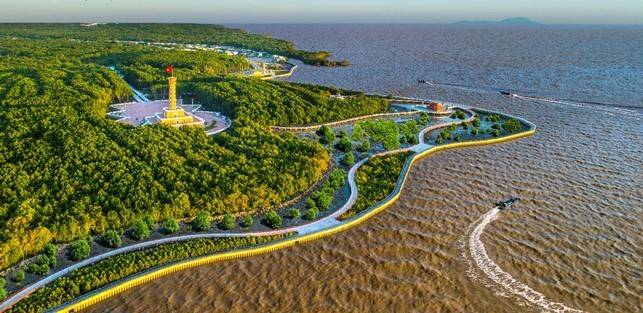 Du lịch Cà Mau với du lịch sinh thái tại Mũi Cà Mau gắn trải nghiệm thiên nhiên và bảo tồn hệ sinh thái.