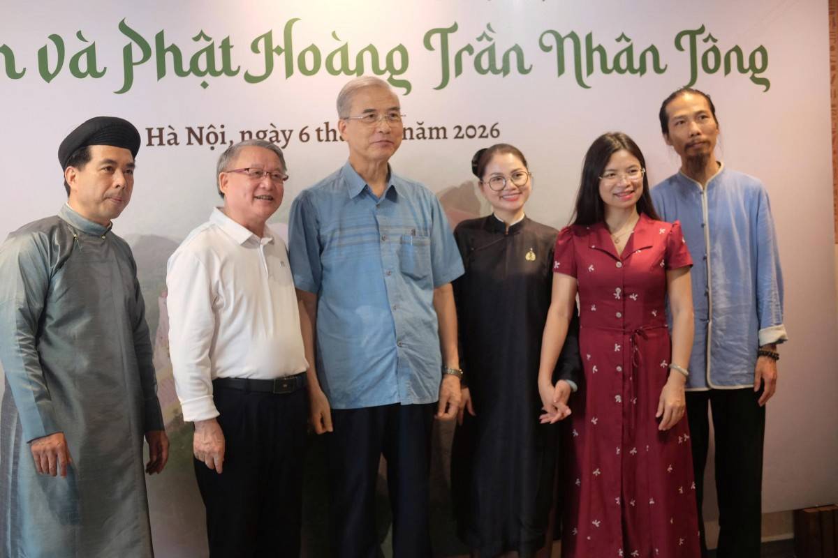 Các văn nghệ sĩ chụp ảnh lưu niệm
