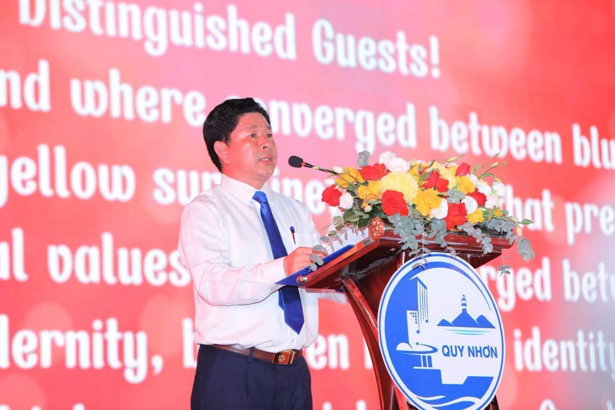 Ông Nguyễn Đức Toàn, Chủ tịch UBND phường Quy Nhơn, phát biểu khai mạc Liên hoan Lân Sư Rồng quốc tế và Lễ hội đường phố Quy Nhơn - Gia Lai năm 2026.