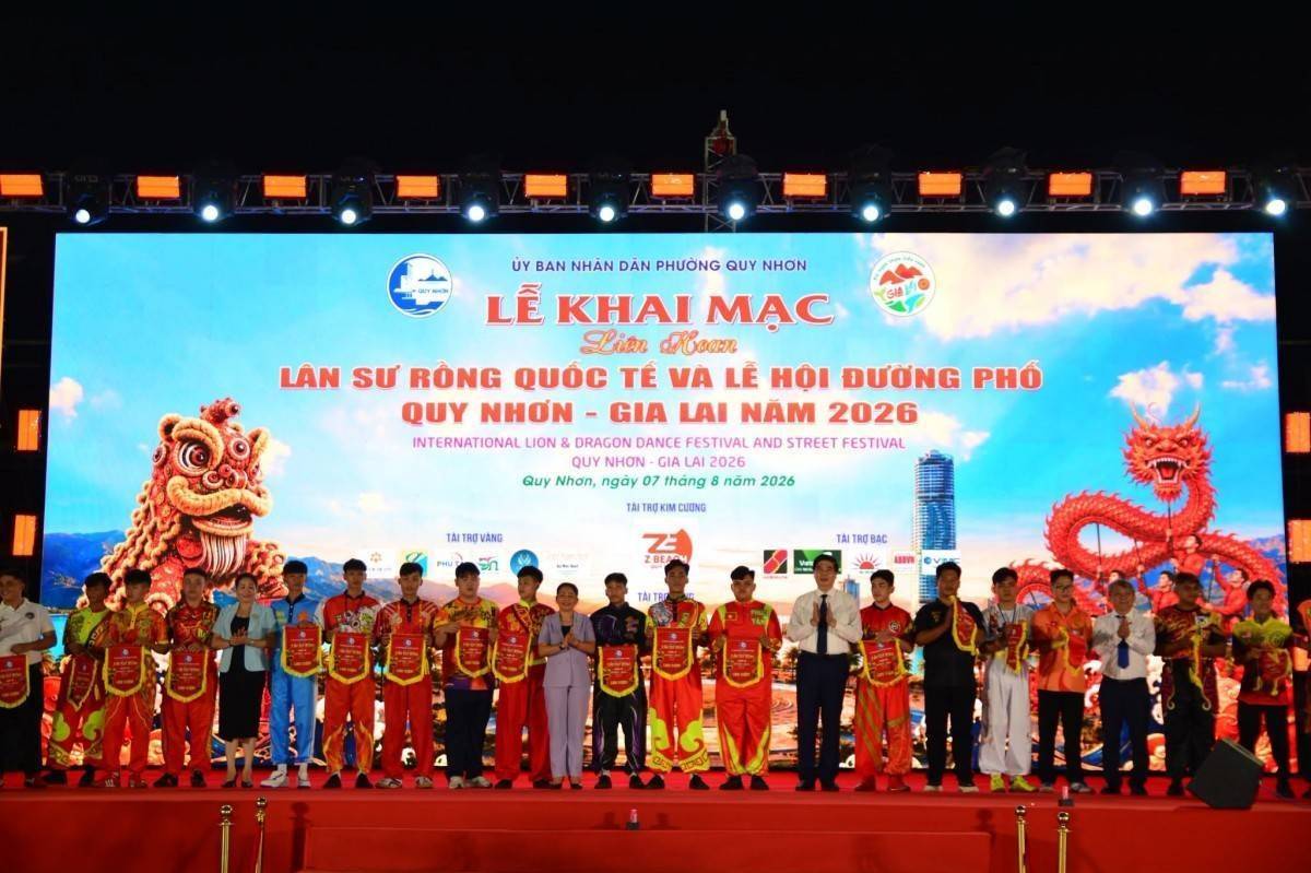 Quy Nhơn rực rỡ sắc màu trong đêm khai mạc Liên hoan Lân Sư Rồng quốc tế