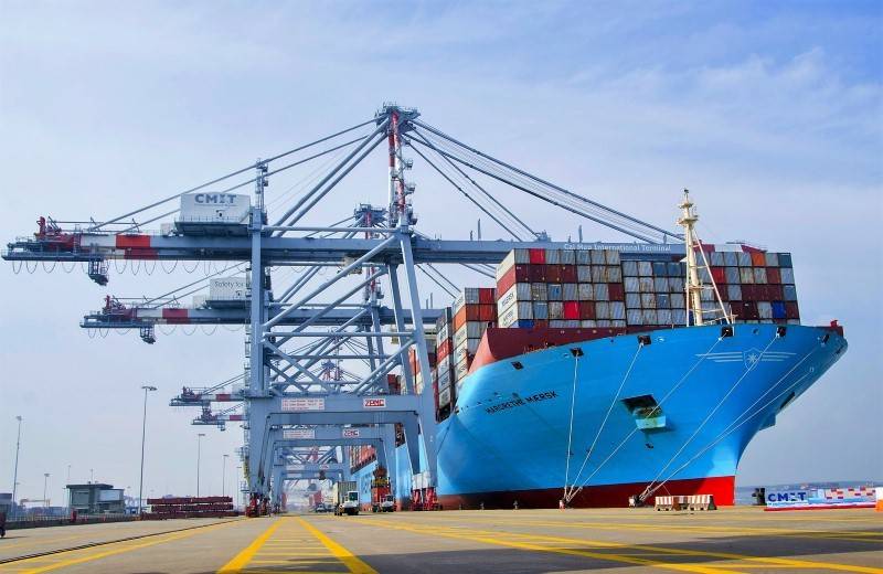 Việt Nam cần hình thành các doanh nghiệp dịch vụ logistics đầu tàu, ứng dụng các công nghệ mới trong logistics, hoàn thiện các chính sách hỗ trợ phát triển dịch vụ logistics… Trong đó, cần phải tập trung thu hút đầu tư tư nhân, đầu nước ngoài vào phát triển hạ tầng giao thông đường bộ, đường sắt, cảng biển