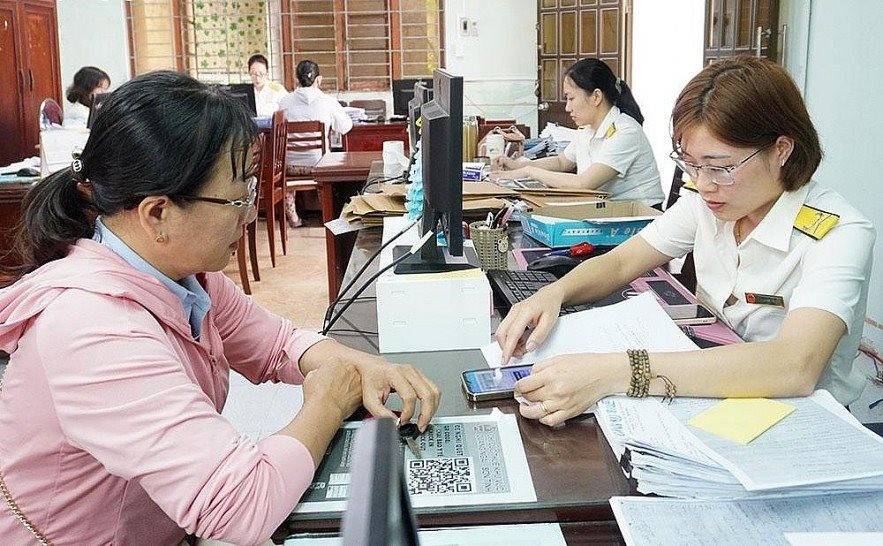 10 tỷ đồng đang trở thành một ngưỡng đáng chú ý trong phương án chính sách thuế mới, vừa liên quan trực tiếp đến số thuế phải nộp, vừa có thể ảnh hưởng đến cách thức hộ kinh doanh và doanh nghiệp siêu nhỏ thực hiện nghĩa vụ thuế.