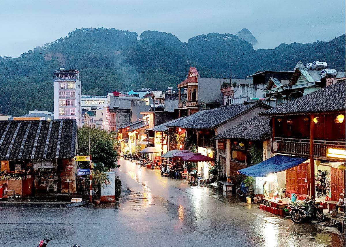 Phố cổ Đồng Văn lên đèn.