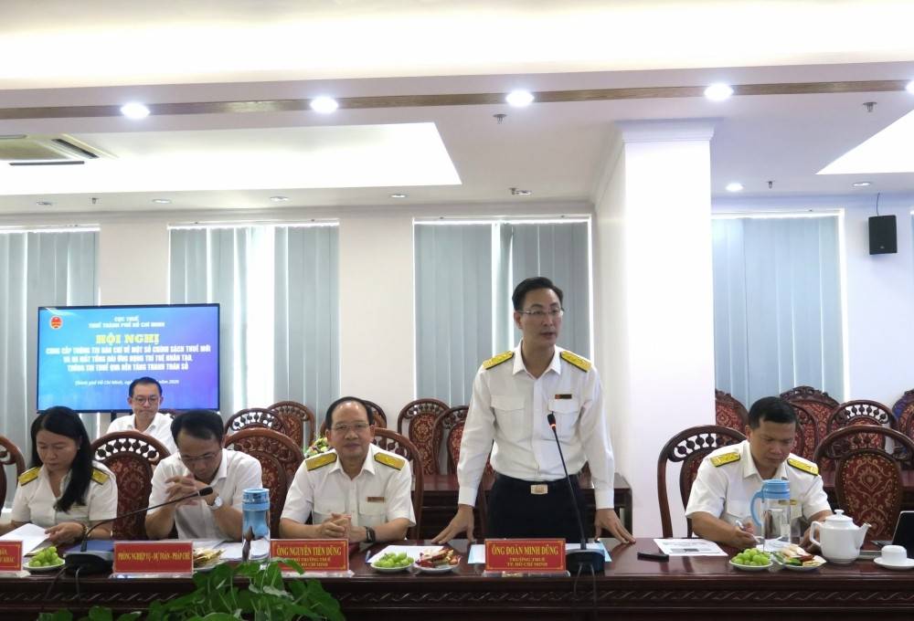 Ông Đoàn Minh Dũng, Trưởng Thuế TP. Hồ Chí Minh giới thiệu tiện ích của tổng đài AI và hệ thống thông tin thuế qua các nền tảng thanh toán số. Ảnh: Đức Mỹ