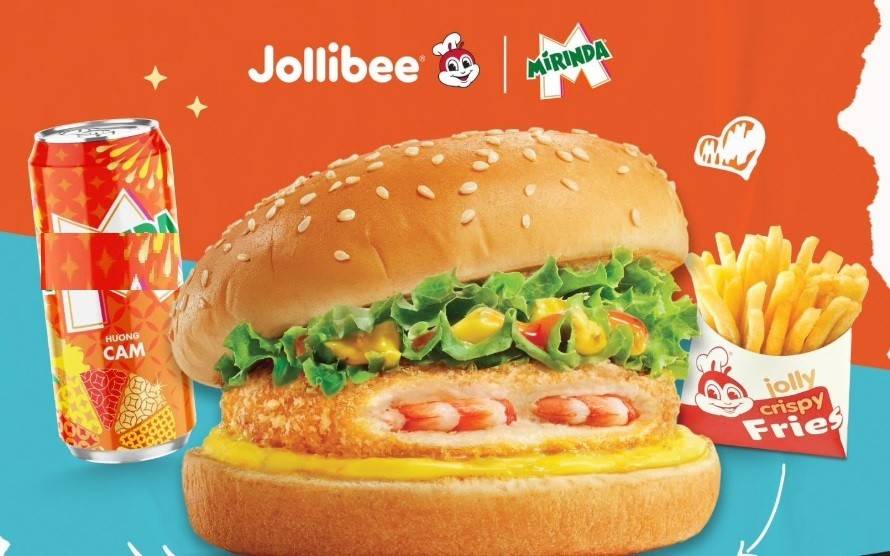 Burger tôm là món ăn nhanh phổ biến với lớp nhân tôm chiên giòn rụm bên ngoài, thịt tôm dai ngọt bên trong, kết hợp sốt mayonnaise, rau xà lách và cà chua. 
