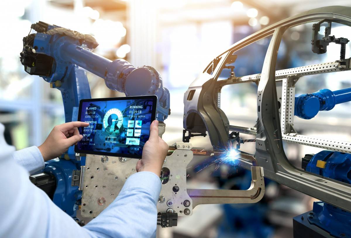 Sản xuất thông minh (Smart Manufacturing) là mô hình công nghiệp hiện đại kết hợp các công nghệ số tiên tiến như Trí tuệ nhân tạo (AI), Internet vạn vật (IoT), Dữ liệu lớn (Big Data) và robot tự động vào nhà máy. Mô hình này giúp tối ưu hóa quy trình, nâng cao năng suất, giảm lãng phí và đưa ra quyết định nhanh chóng theo thời gian thực.