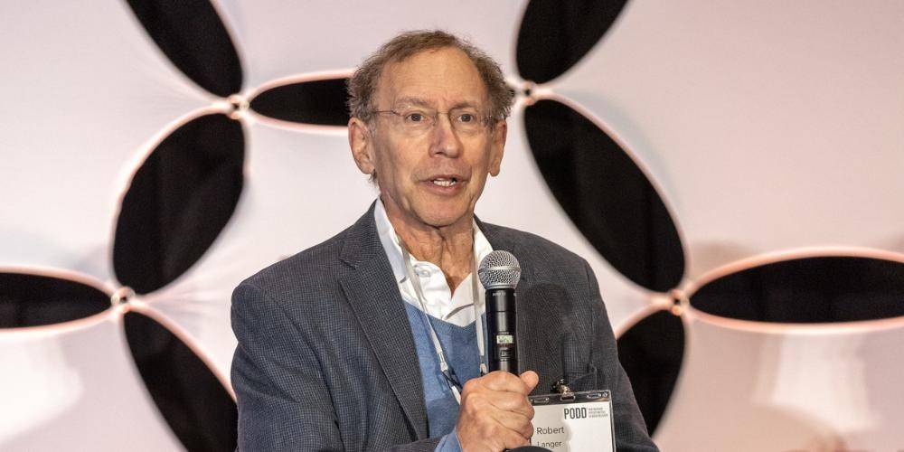Robert Langer tại một hội nghị khoa học, tiếp tục chia sẻ về tương lai của công nghệ y sinh và phát triển thuốc.