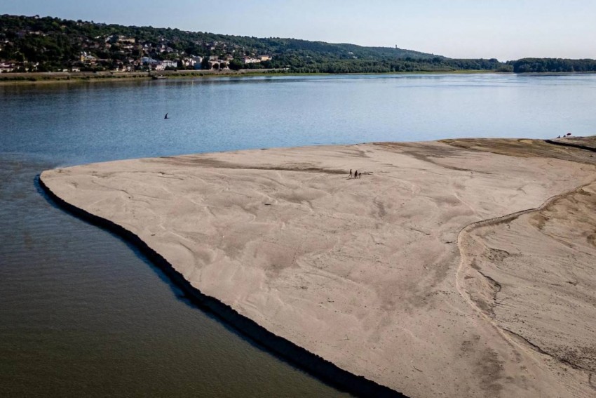 Một đoạn sông Danube chảy qua Romania đã bị rút đáng kể mực nước do ảnh hưởng của hạn hán