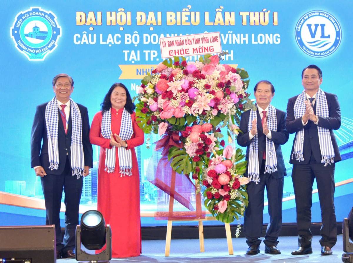 Lãnh đạo  UBND tỉnh Vĩnh Long tặng lãng hoa chúc mừng Đại hội. Ảnhh- Bích  Liên