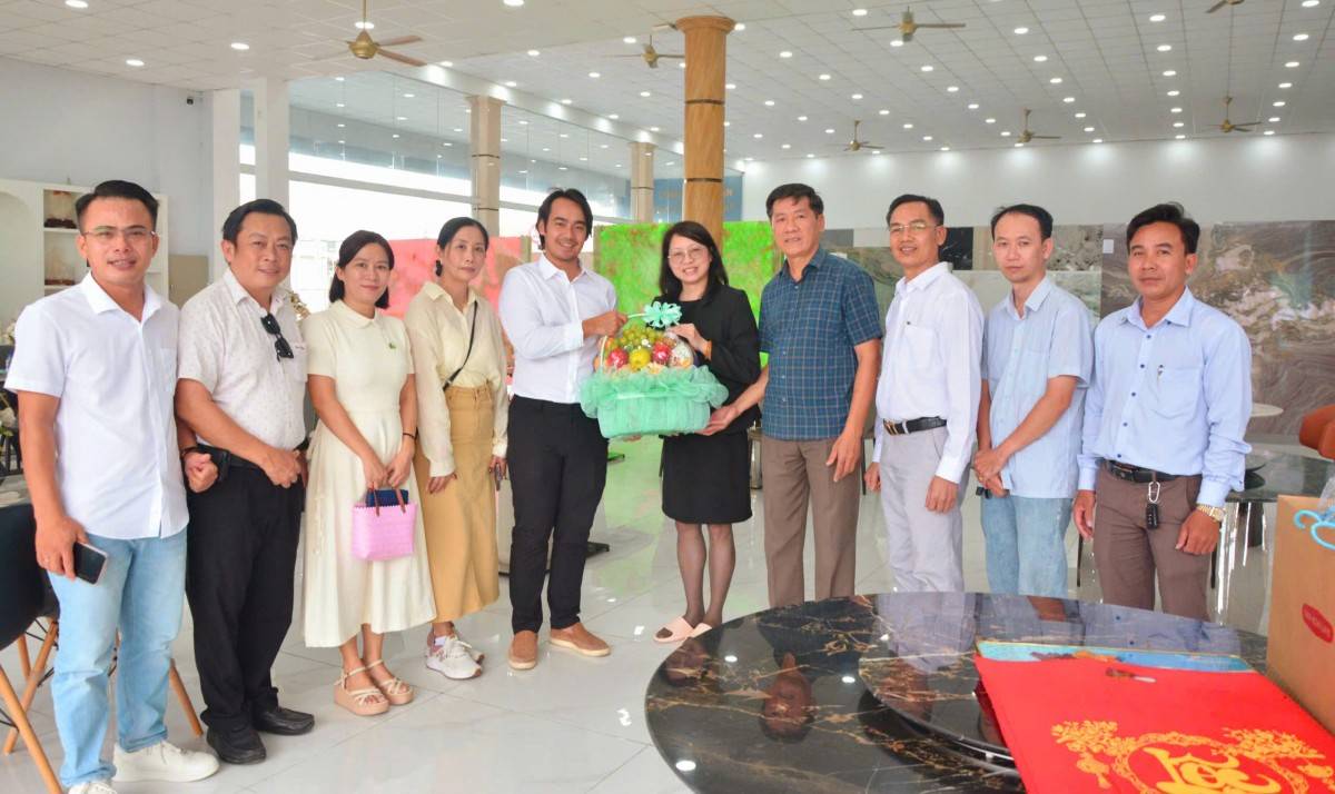 Đoàn thăm và làm việc Công ty Cổ phần Đá Hoa cương Cao cấp Hải Dương