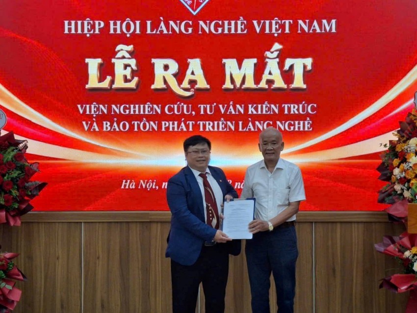 Chủ tịch Hiệp hội Làng nghề Việt Nam Trịnh Quốc Đạt (phải) trao quyết định bổ nhiệm Viện trưởng cho KTS Nguyễn Khánh Hiệp