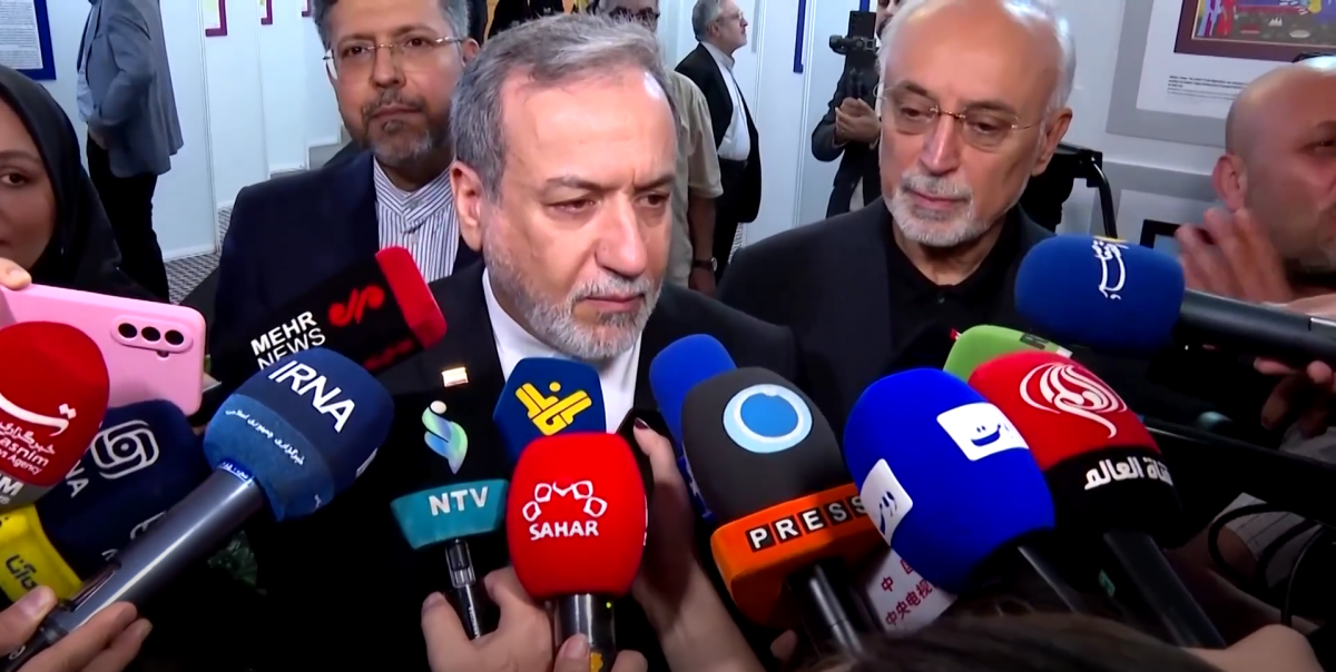 Bộ trưởng Ngoại giao Iran Abbas Araghchi trả lời phỏng vấn báo chí về tình hình mới nhất xoay quanh thoả thuận eo biển Hormuz