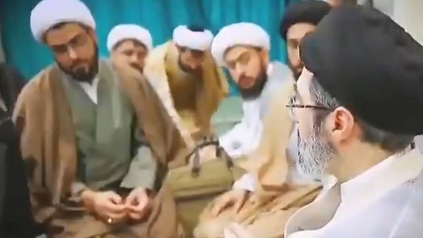 Lãnh tụ tối cao Iran Mojtaba Khamenei (ngoài cùng bên phải) trong một cuộc họp với các giáo sĩ cấp cao của chính quyền Tehran