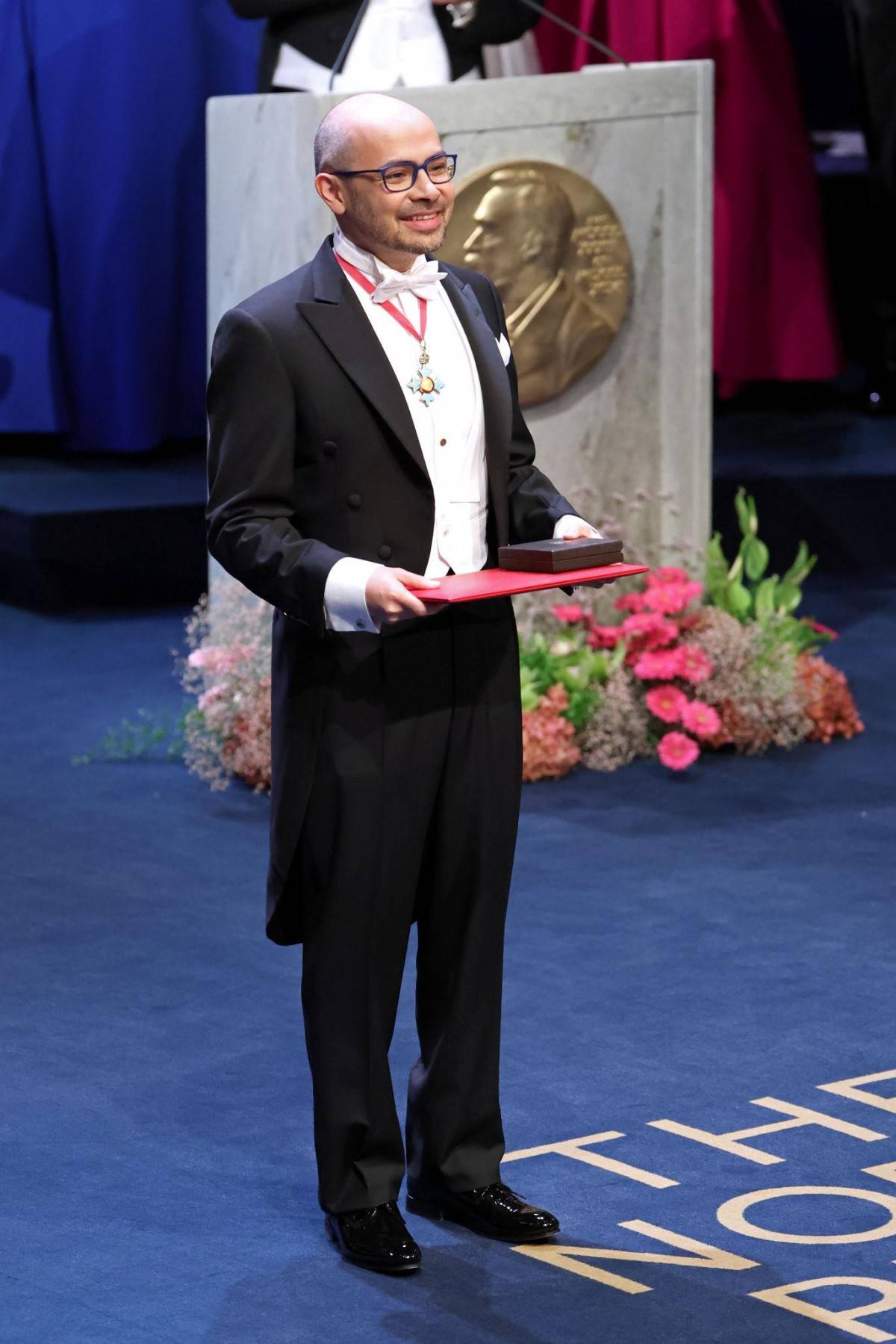 Sir Demis Hassabis tại lễ trao giải Nobel Hóa học 2024, người đầu tiên trong lịch sử nhận giải Nobel nhờ những đóng góp của trí tuệ nhân tạo vào khoa học cơ bản, và được Hoàng gia Anh phong tước Hiệp sĩ trong cùng năm đó.