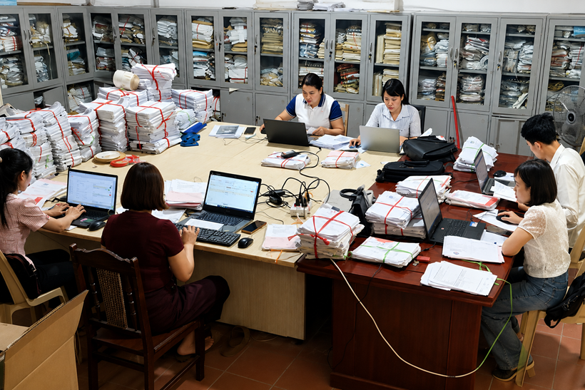 Cán bộ Văn phòng Đăng ký đất đai Thanh Hóa rà soát, đối chiếu, chuẩn hóa thông tin từng thửa đất trong chiến dịch cao điểm làm sạch dữ liệu đất đai.