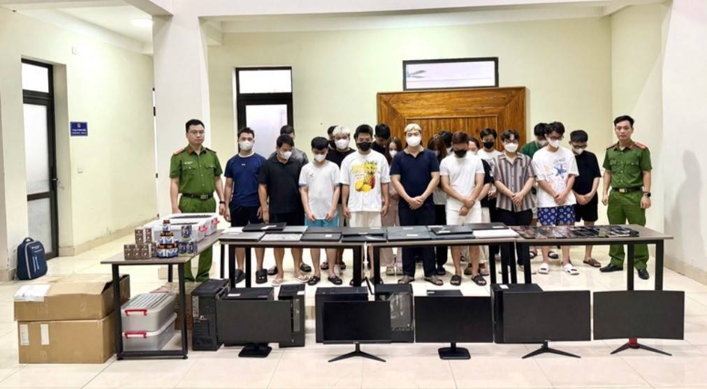 Công an tỉnh Phú Thọ cho biết Cơ quan Cảnh sát điều tra Công an tỉnh vừa khởi tố vụ án, khởi tố 21 bị can về tội “Lừa dối khách hàng”, liên quan đến hoạt động sản xuất, kinh doanh và quảng cáo các sản phẩm Đông y trên mạng xã hội.
