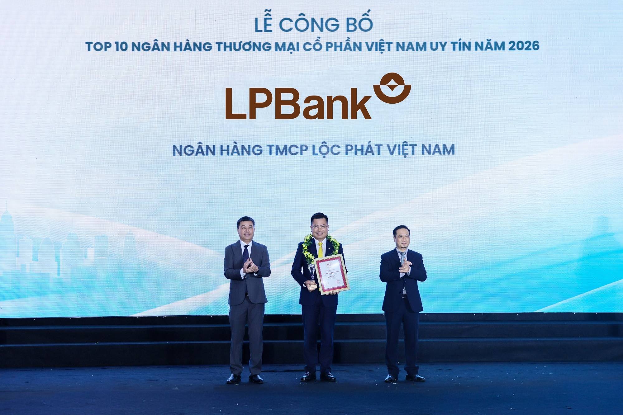 LPBank thăng hạng mạnh trên hai bảng xếp hạng uy tín hàng đầu Việt Nam
