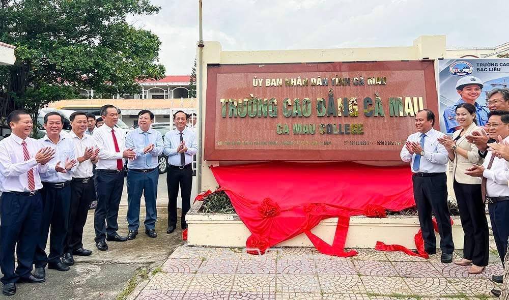 Thực hiện nghi thức thành lập Trường Cao đẳng Cà Mau.