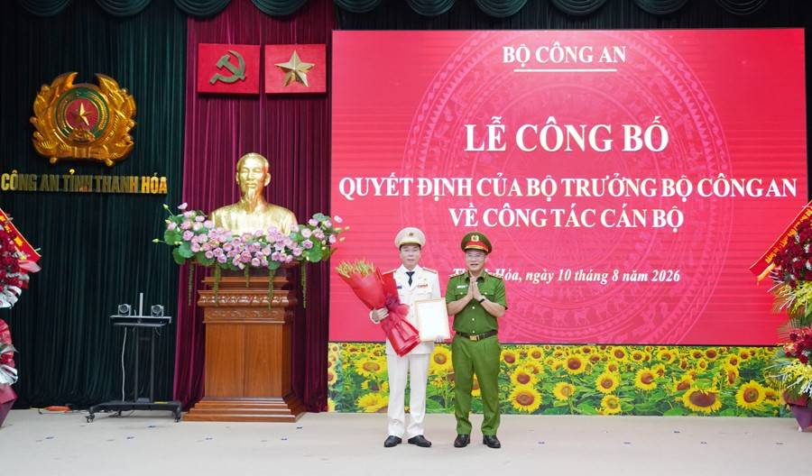 Thượng tướng Nguyễn Văn Long, Ủy viên Ban chấp hành Trung ương Đảng, Thứ trưởng Bộ Công an trao Quyết định cho đồng chí Đại tá Hoàng Quốc Việt.