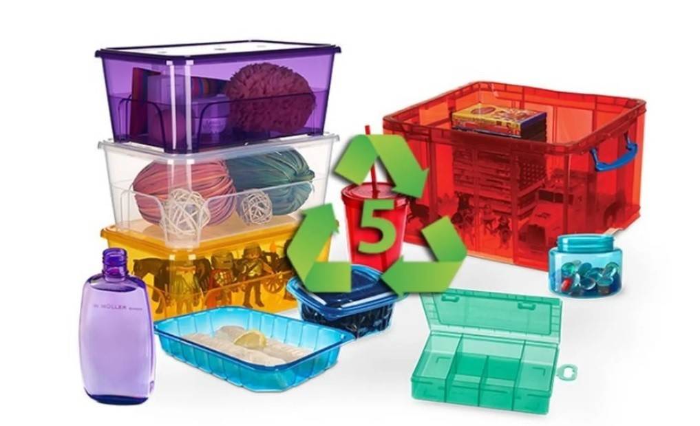 Nhựa PP, hay Polypropylene là một loại nhựa polymer đa dụng phổ biến được sử dụng trong nhiều ngành công nghiệp. Với tính chất nhẹ, độ bền cao và khả năng chống hóa chất tốt, nhựa PP là lựa chọn ưu việt cho nhiều ứng dụng. Đây là nguồn nguyên liệu không thể thiếu trong cuộc sống hàng ngày.