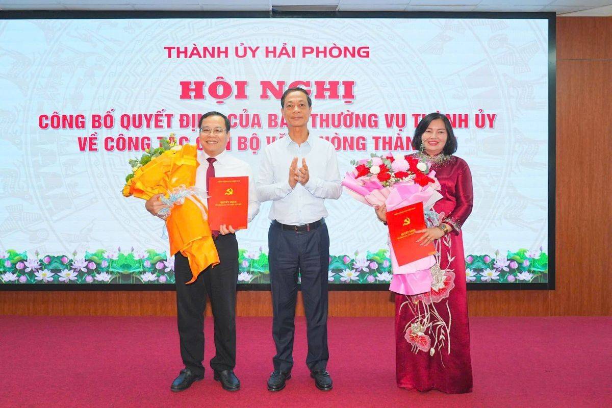 Phó Bí thư Thường trực Thành ủy Đỗ Mạnh Hiến trao Quyết định cho ông Phạm Hưng Hùng và bà Nguyễn Thị Như Trang. Nguồn Ảnh: Cổng TTĐT TP Hải Phòng
