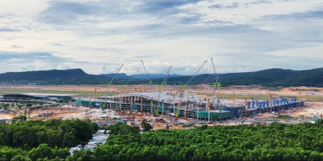 Đại công trường sân bay Phú Quốc: 5 tháng dựng “cánh Phượng hoàng lửa”, tăng tốc xuyên mùa mưa để cán mốc vận hành từ tháng 4/2027