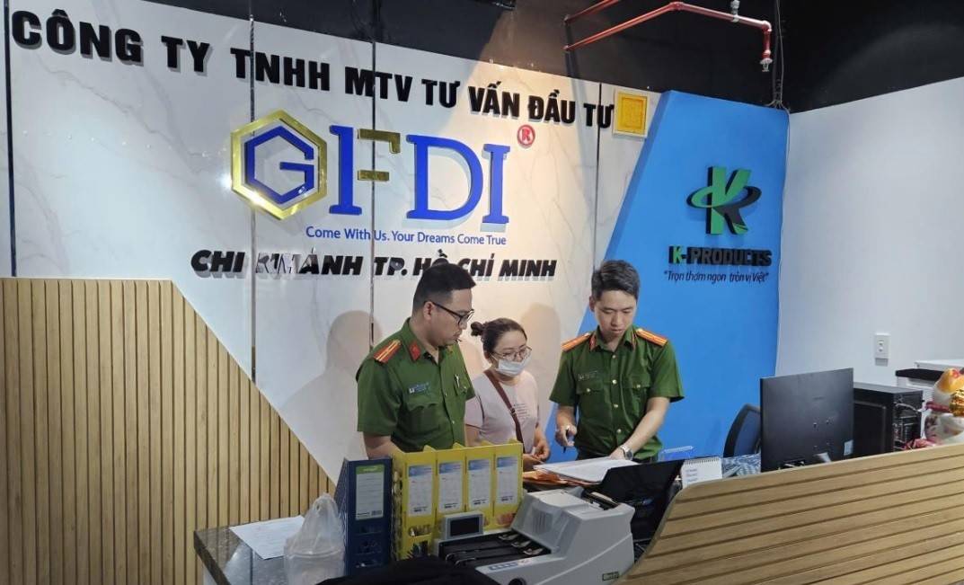 5 bị cáo được đưa ra xét xử gồm: Nguyễn Quang Hoàng; Nguyễn Đỗ Đạt, Giám đốc tài chính; Trần Thị Mỹ Hạnh, Trưởng phòng ngân quỹ; Tô Hồng Trà, Giám đốc Sở giao dịch hội sở và Trần Thị Kiều Trang, Phó giám đốc Sở giao dịch hội sở Công ty GFDI.