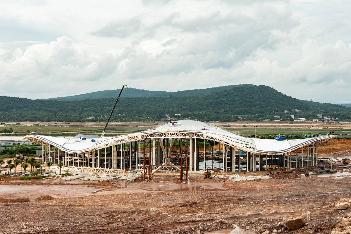 Đại công trường sân bay Phú Quốc: 5 tháng dựng “cánh Phượng hoàng lửa”, tăng tốc xuyên mùa mưa để cán mốc vận hành từ tháng 4/2027